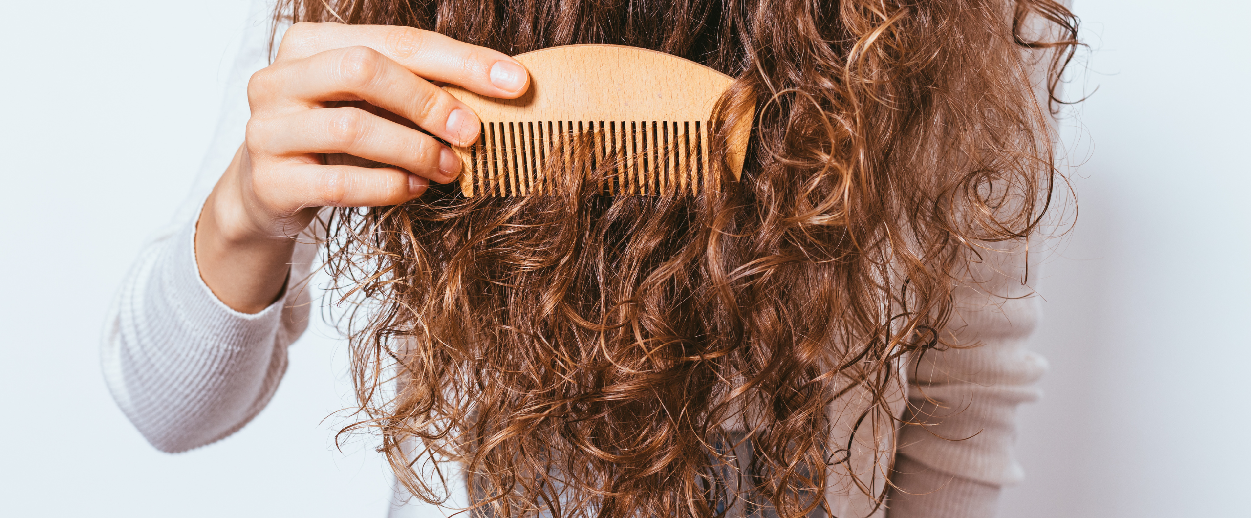 Éliminer les frisottis quand on a les cheveux bouclés grâce aux poudres ayurvédiques