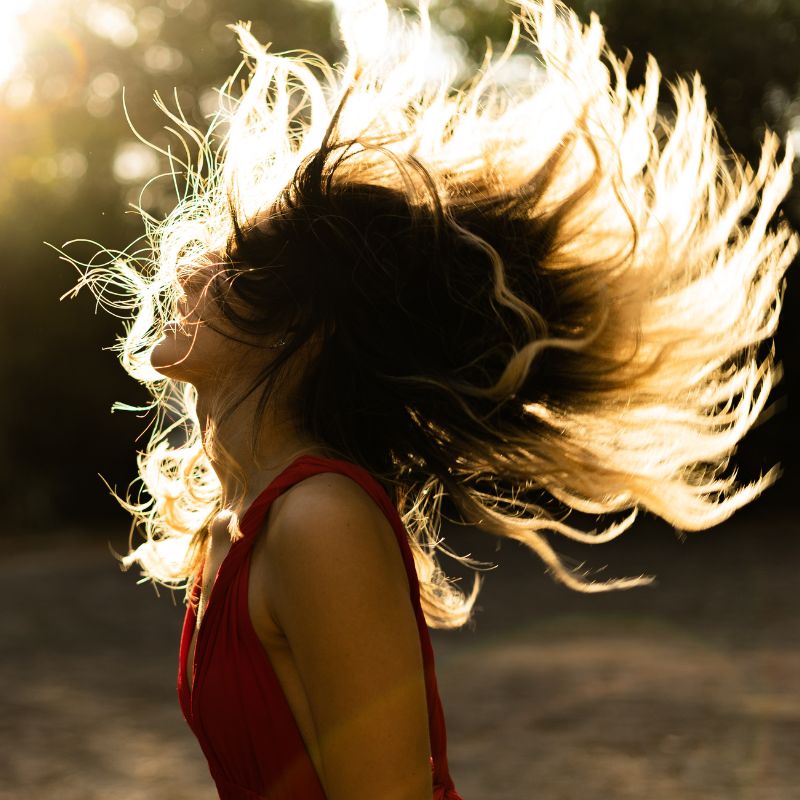 Comment prendre soin de ses cheveux lisses naturellement : Les bienfaits des poudres ayurvédiques