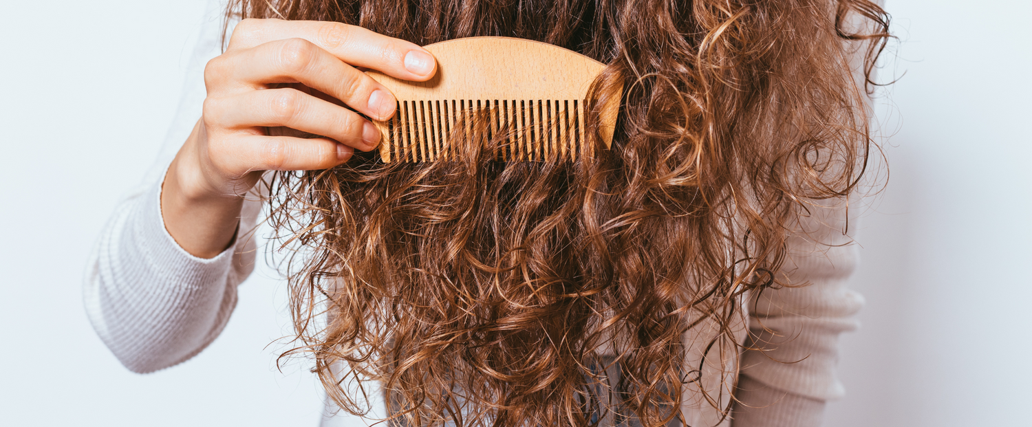 Éliminer les frisottis quand on a les cheveux bouclés grâce aux poudres ayurvédiques